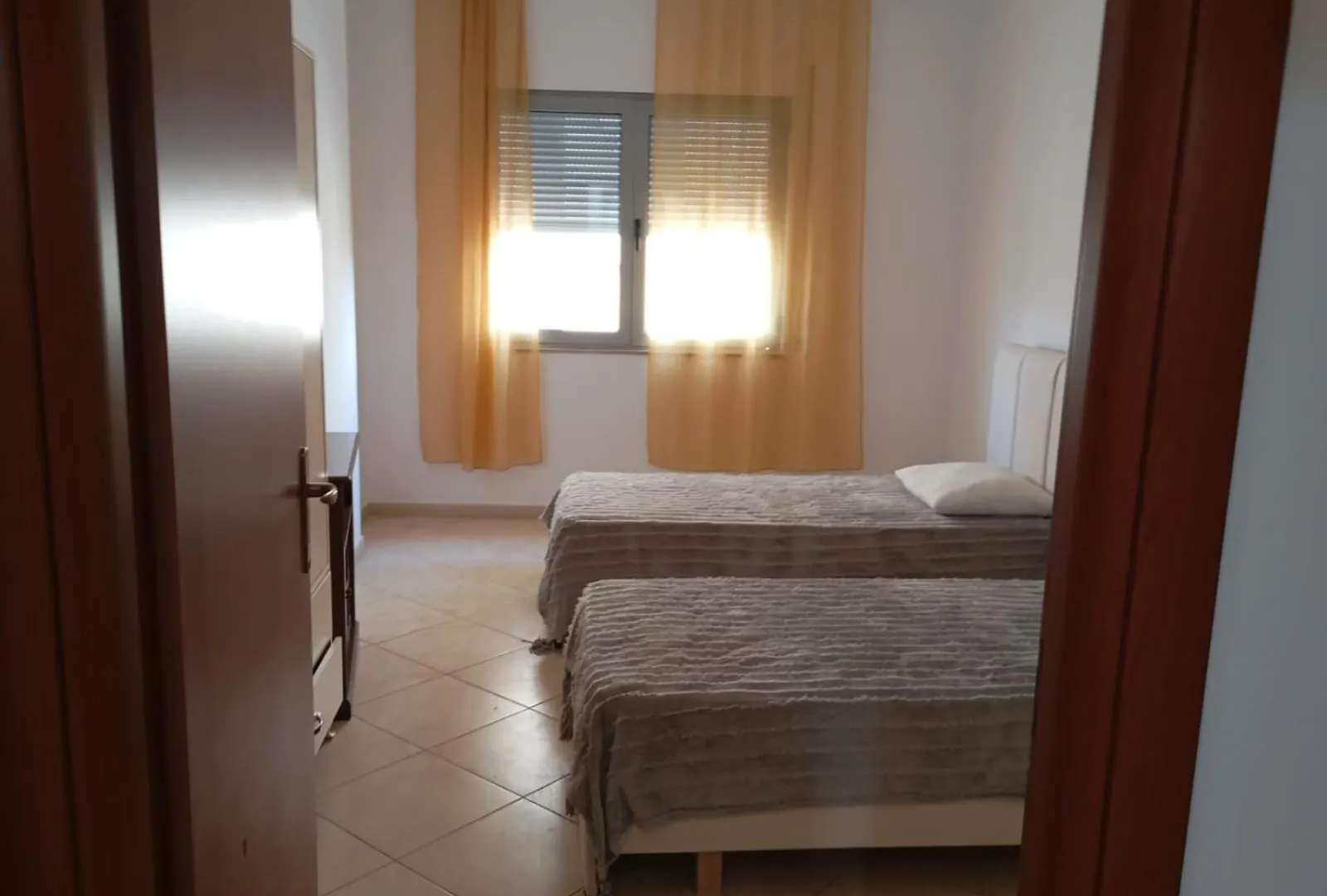 Royal 3 Hostel Opposite Nalu Bar Tirana